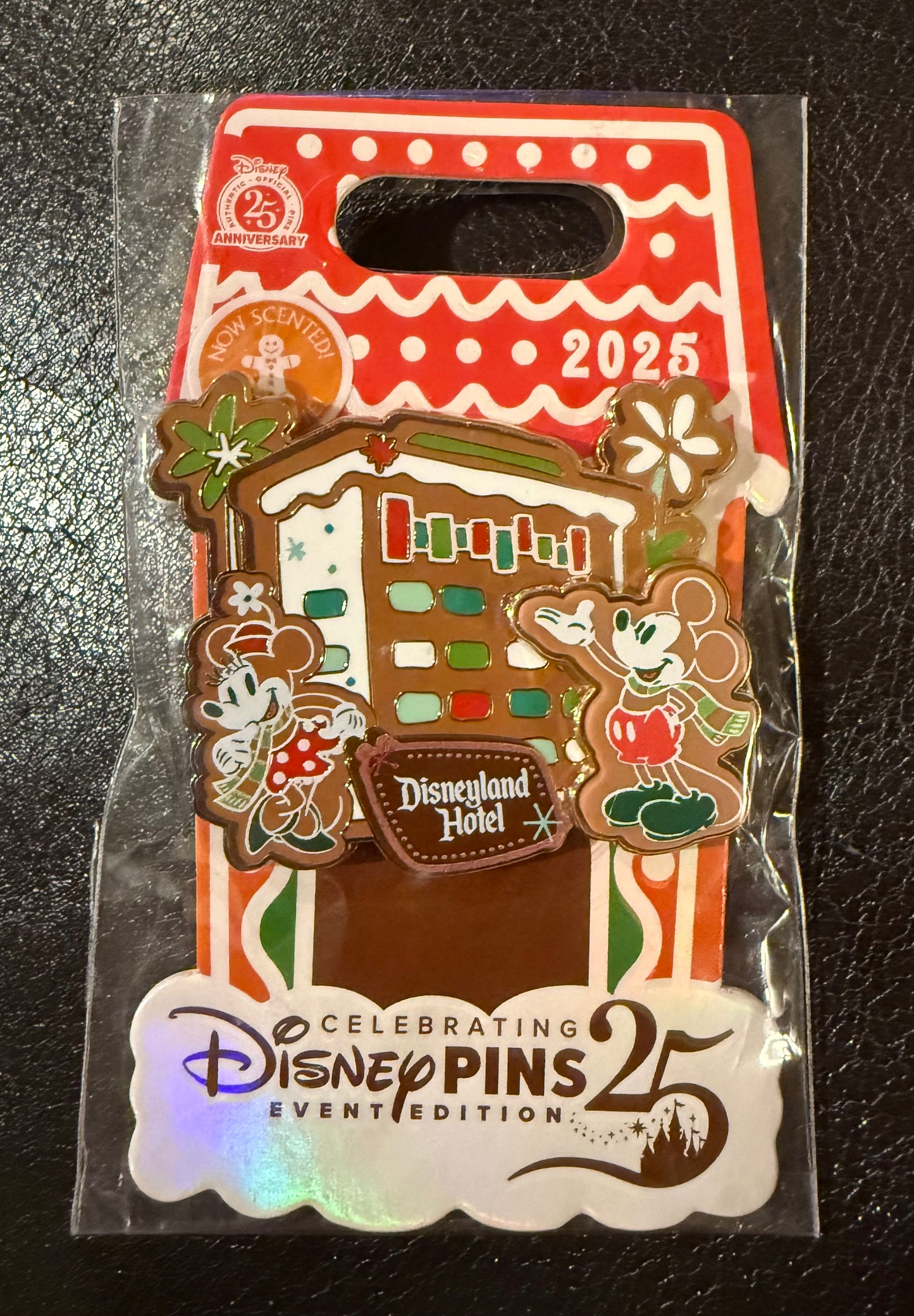Mickey and Minnie at Disneyland Hotel Gingerbread Scented Free-D B10
